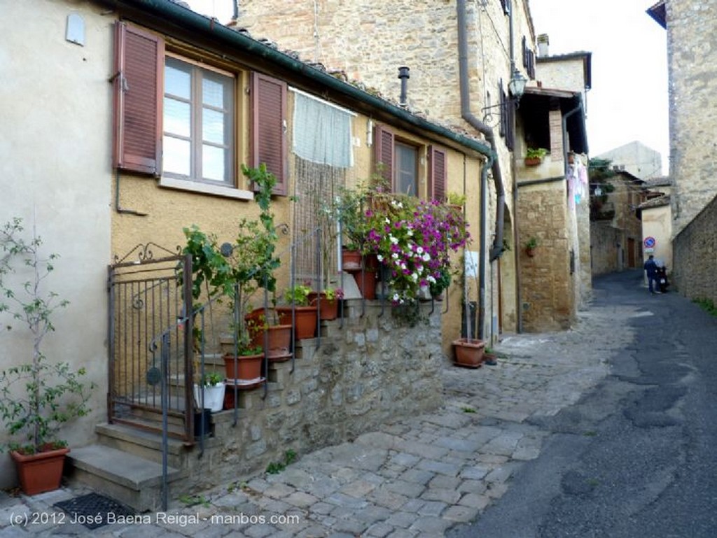 Volterra
Fachada con farola
Pisa