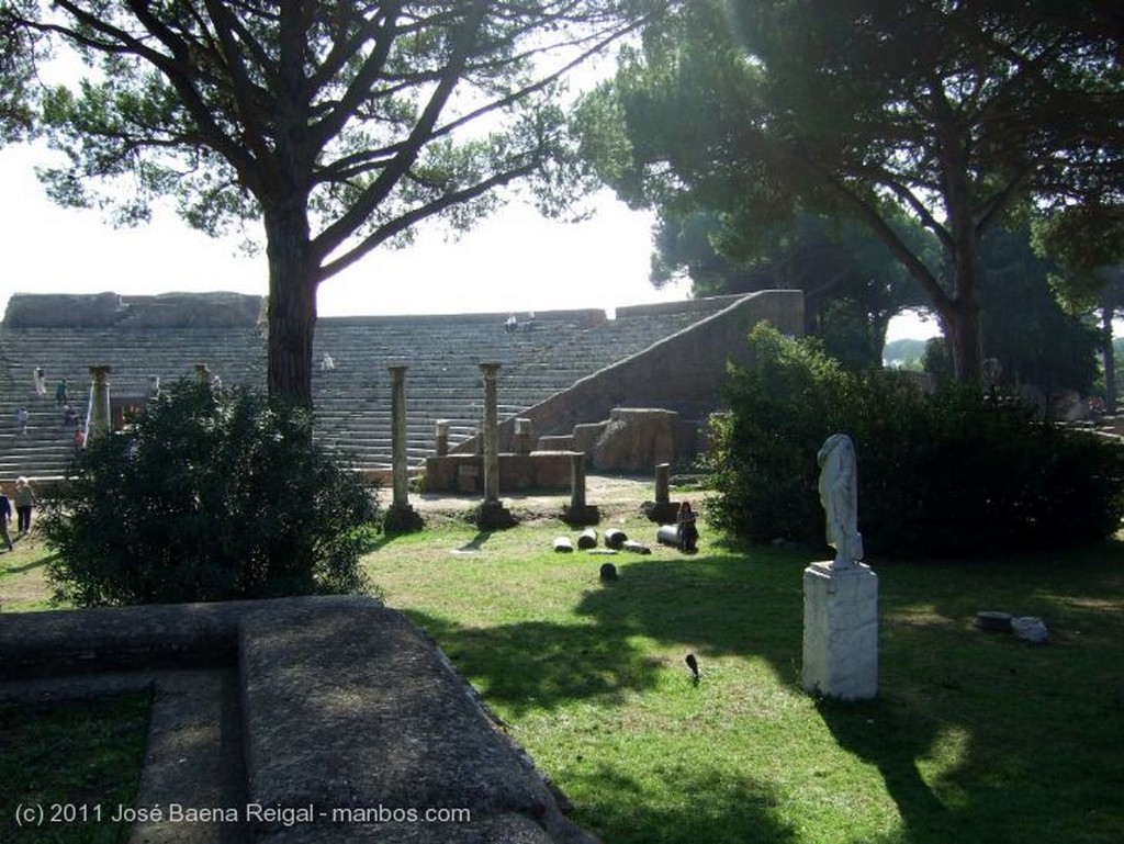 Foto de Ostia Antica, Templo de Ceres, Roma, Italia - Un lugar encantado