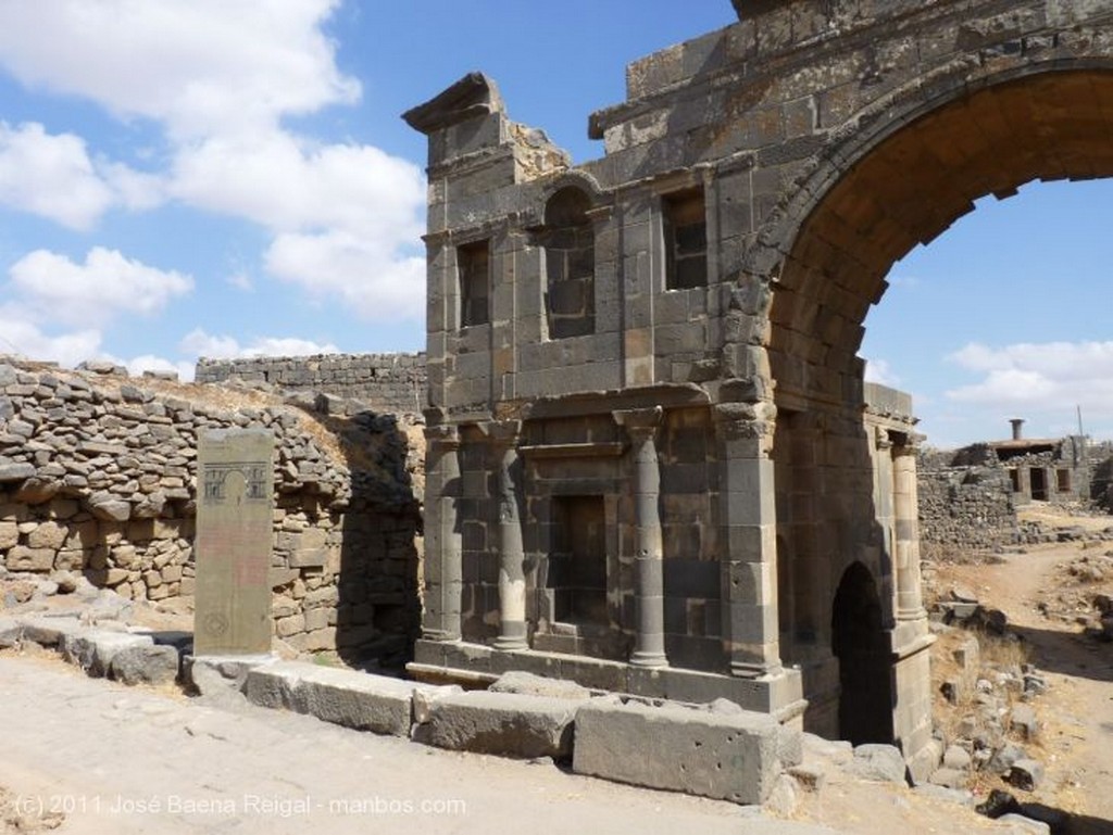 Bosra
Portada y muro
Dera