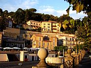 Piazza Roma, Nemi, Italia