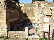 Letrinas del foro, Ostia Antica, Italia