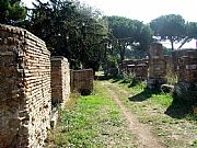 Via delle Tombe, Ostia Antica, Italia