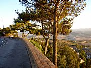 Viale dei Ponti, Volterra, Italia