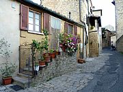 Vicolo dei Lecci, Volterra, Italia