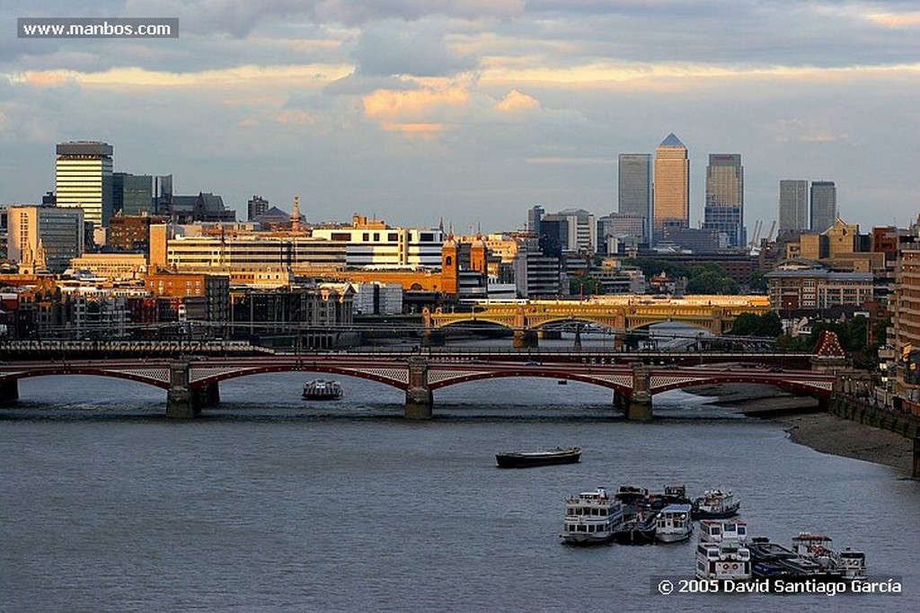 Londres
BLACKFRIARS BRIDGE Y DE FONDO CANARY WHARF
Londres