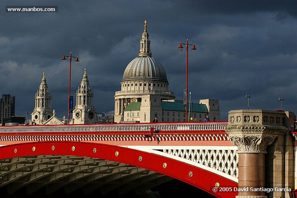 Londres
BLACKFRIARS BRIDGE Y DE FONDO CANARY WHARF
Londres